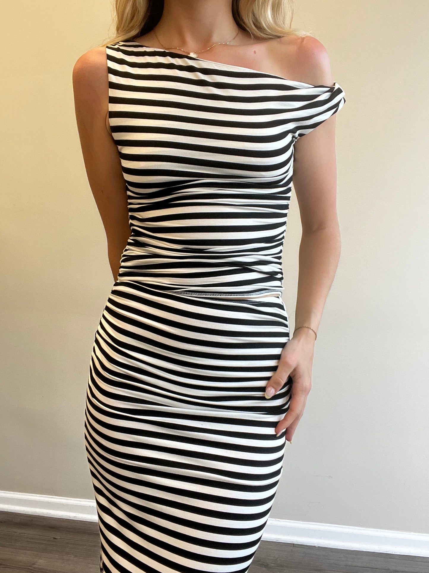 STRIPE ASYMMETRIC STRAP CROP TOP