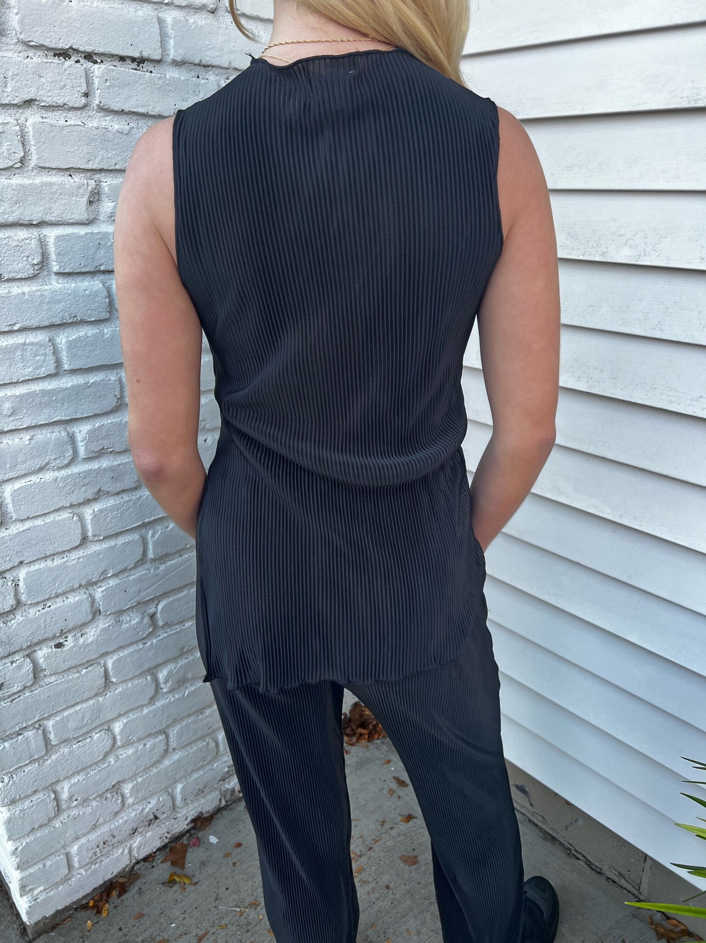 PLEATED FABRIC BOAT NECK SLEEVELESS TOP