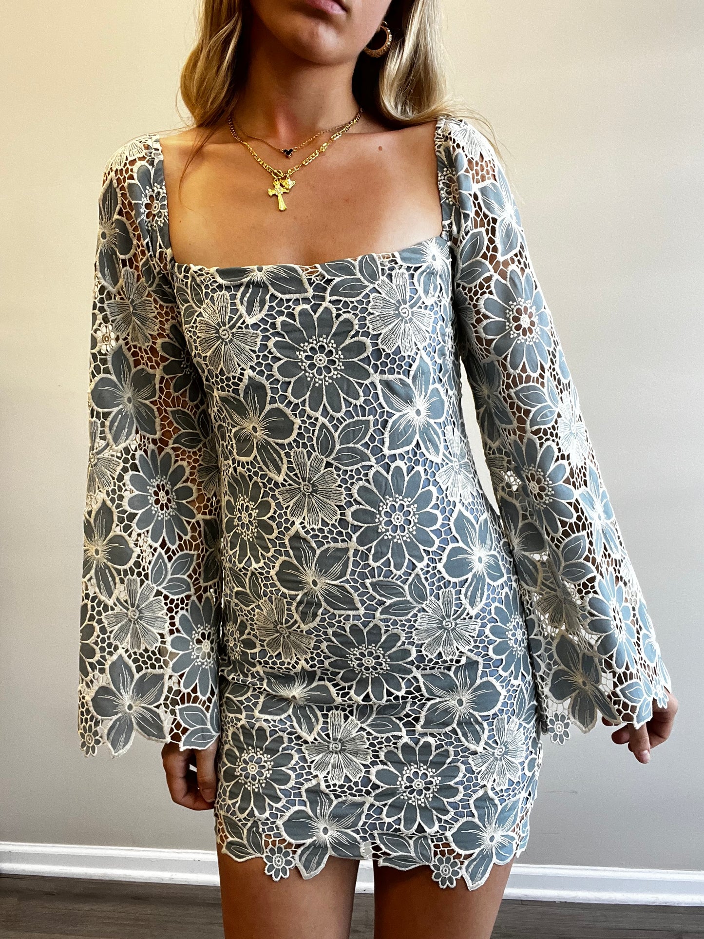 FLORAL LACE MINI DRESS