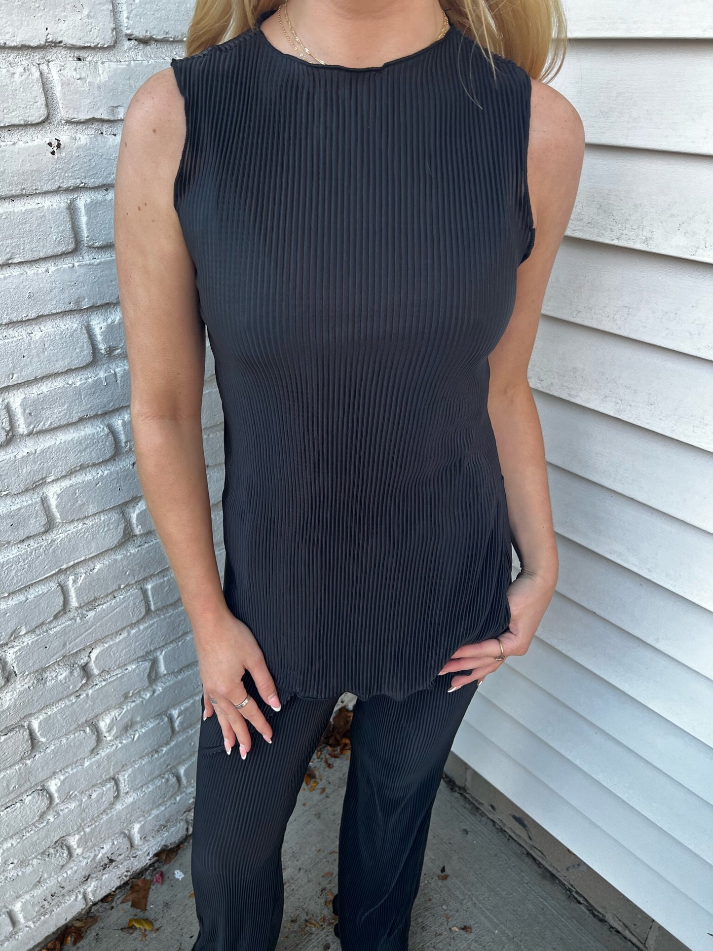 PLEATED FABRIC BOAT NECK SLEEVELESS TOP