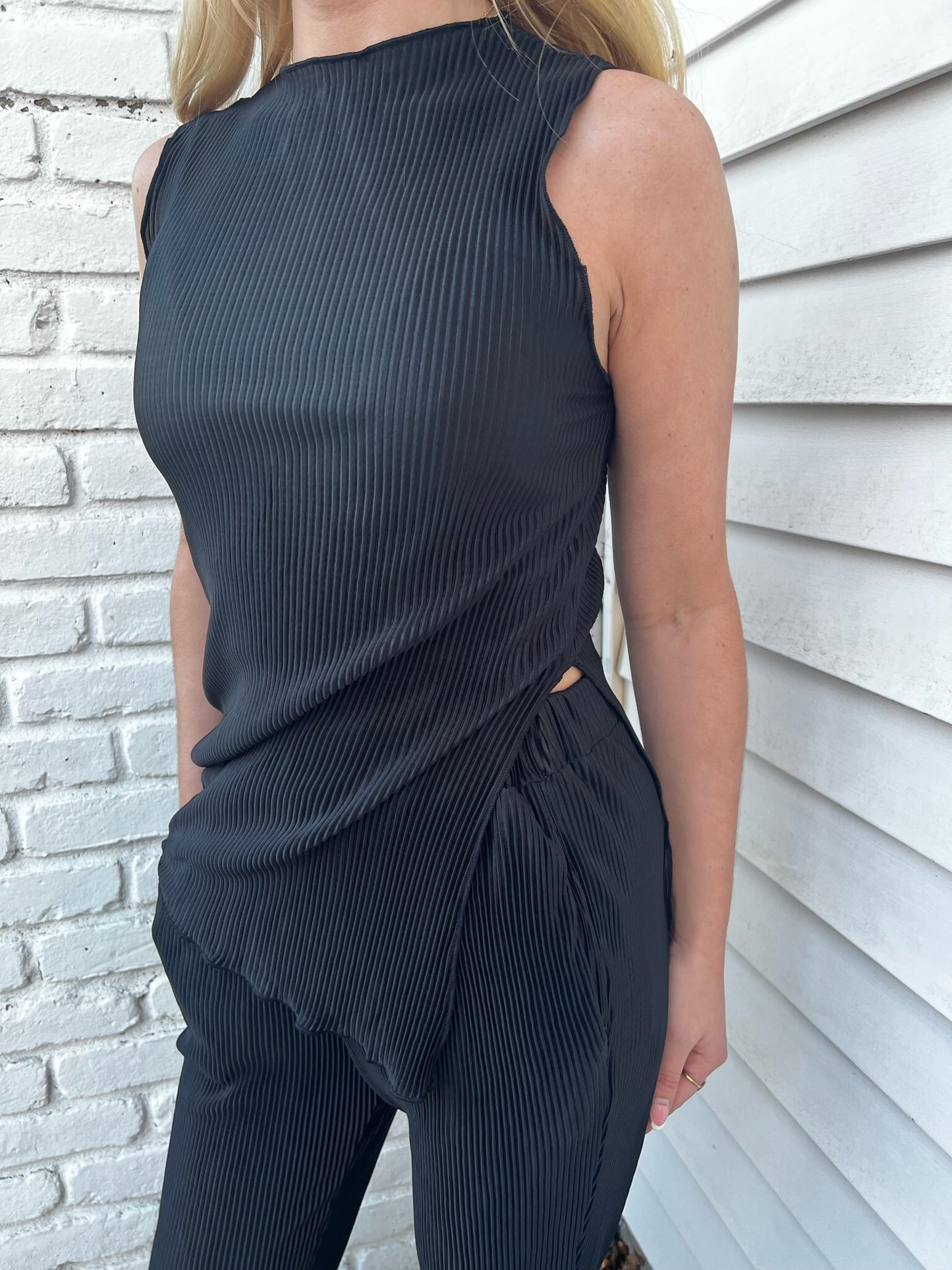 PLEATED FABRIC BOAT NECK SLEEVELESS TOP
