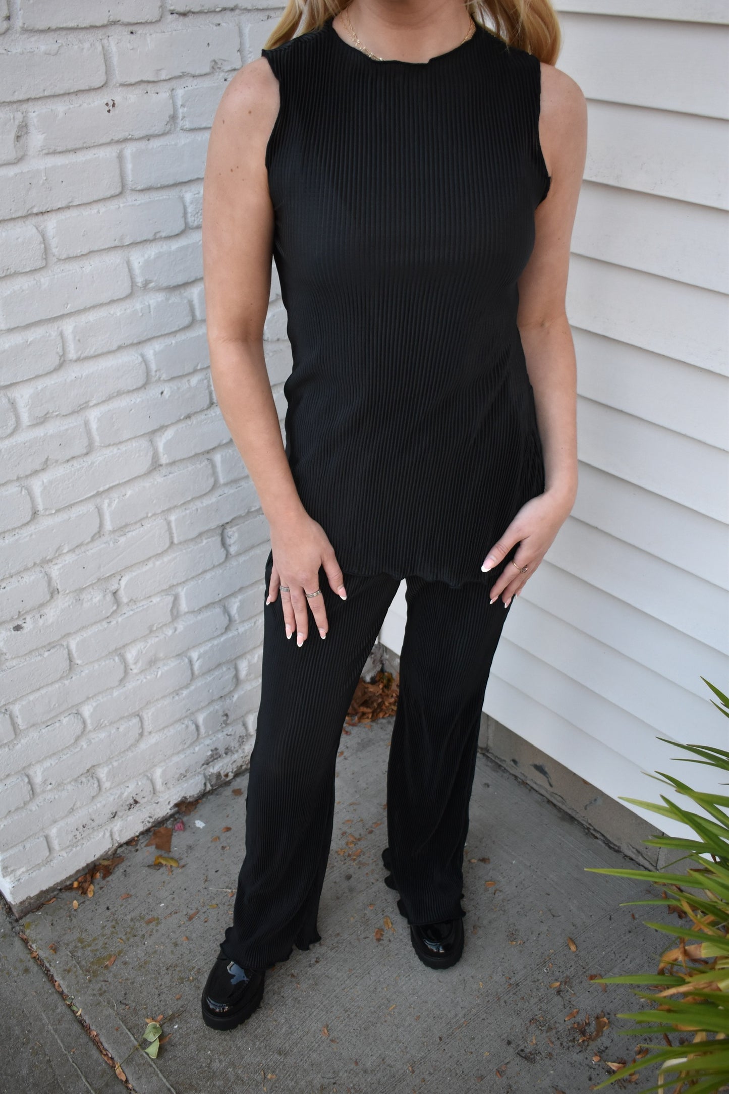 PLEATED FABRIC BOAT NECK SLEEVELESS TOP