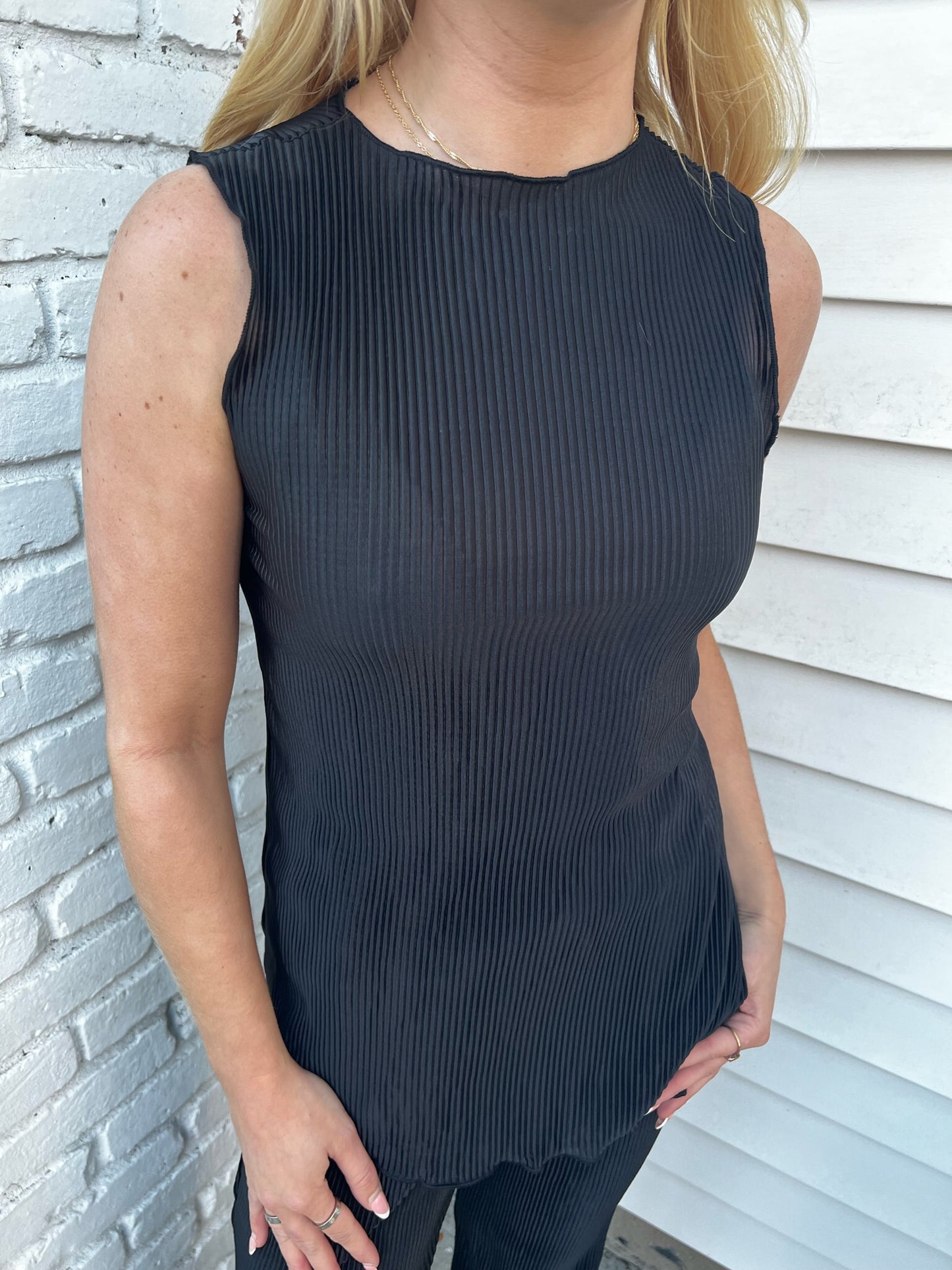 PLEATED FABRIC BOAT NECK SLEEVELESS TOP