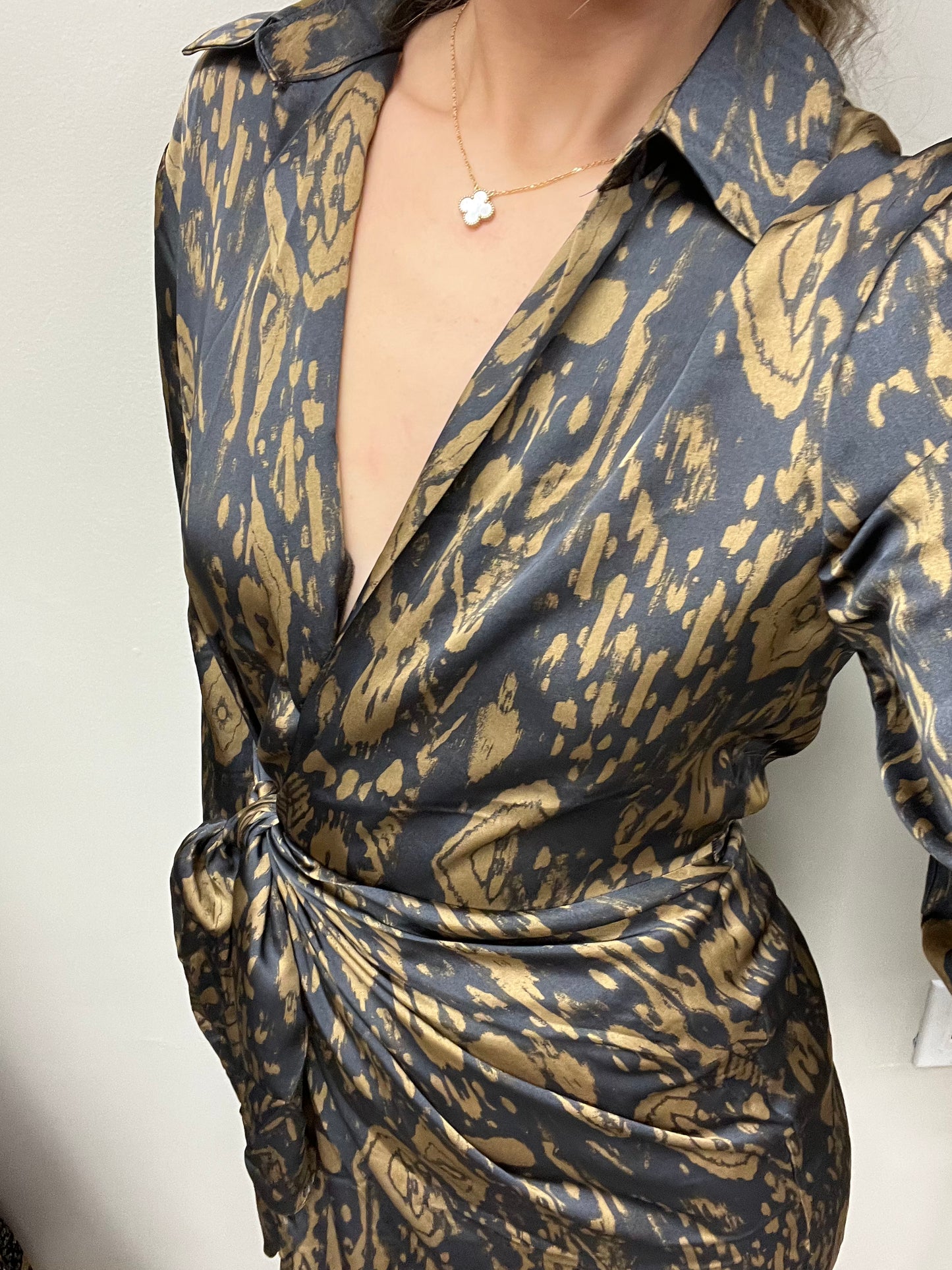 JILLIAN PRINTED MIDI WRAP DRESS
