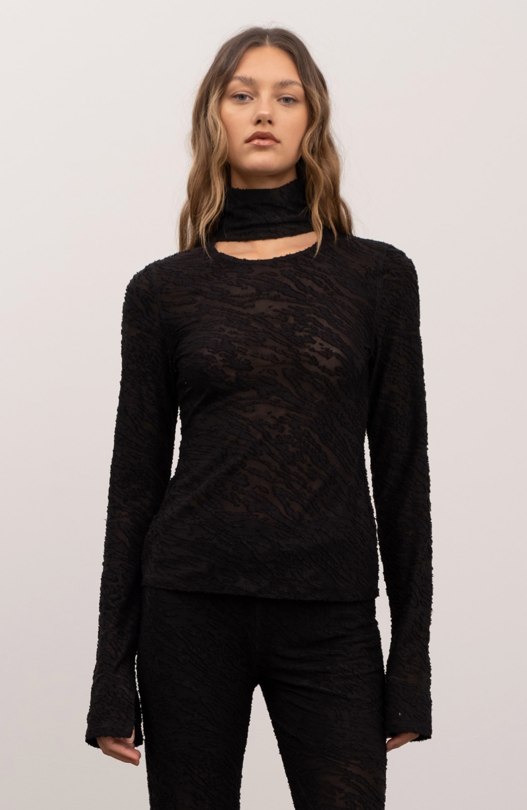 TURTLENECK FRONT CUT OUT TOP