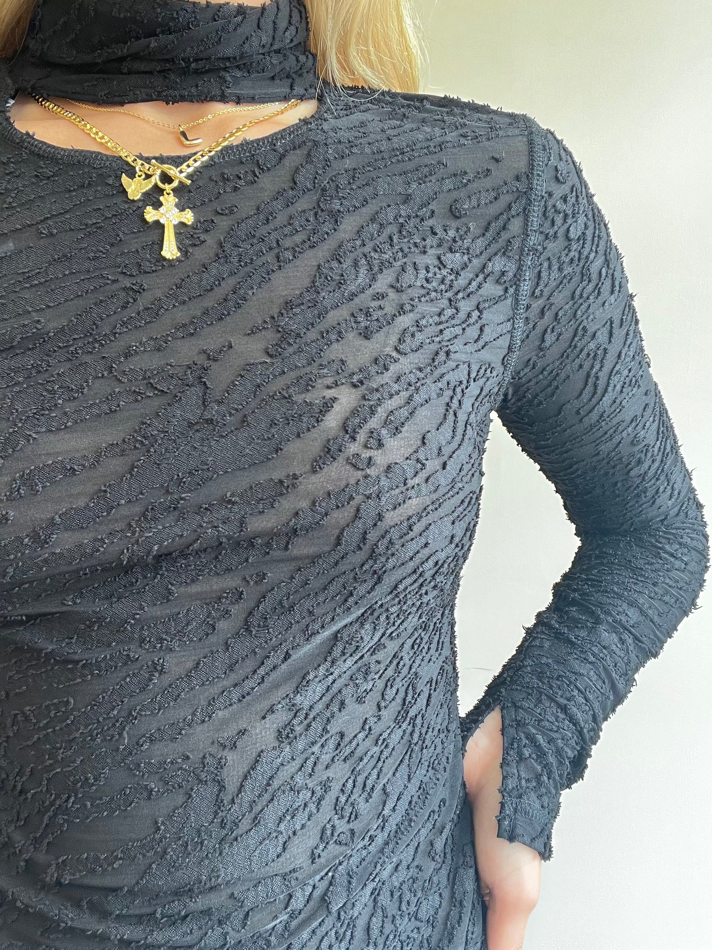TURTLENECK FRONT CUT OUT TOP