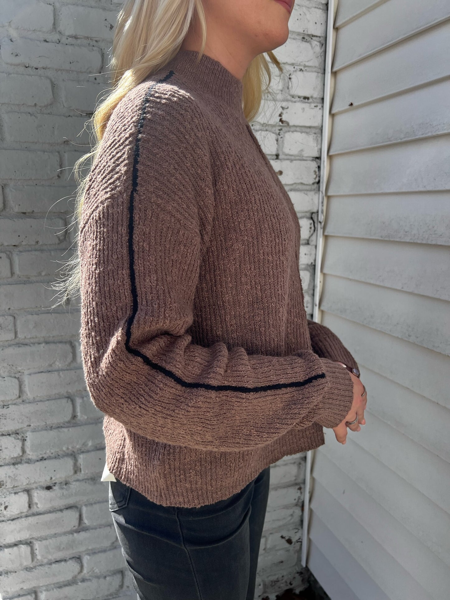 MOCK NECK CONTRAST SEAM PULLOVER