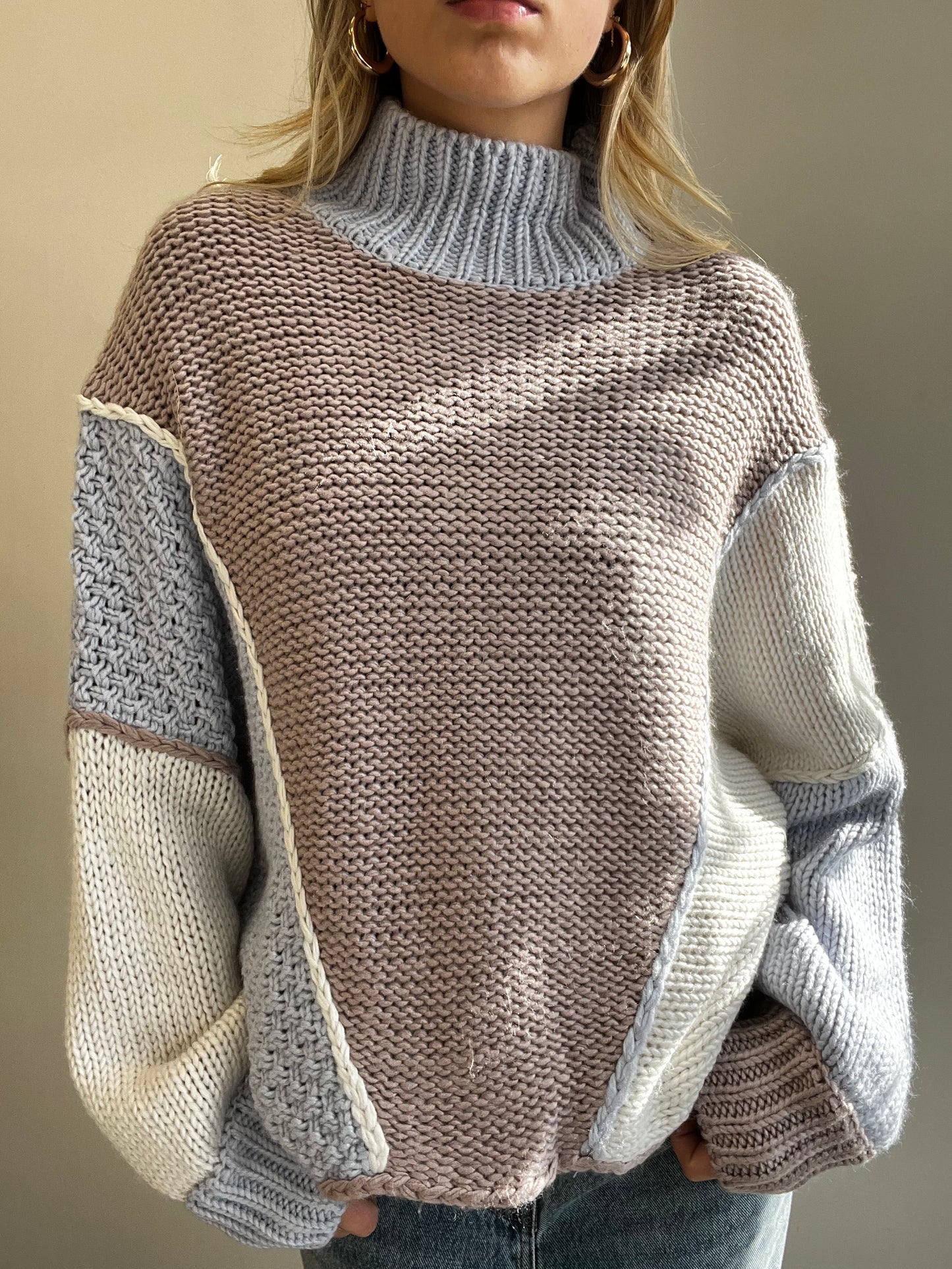 COLOR BLOCK TURTLE NECK SWEATER