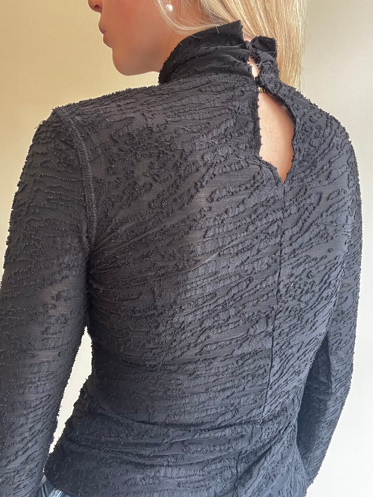 TURTLENECK FRONT CUT OUT TOP