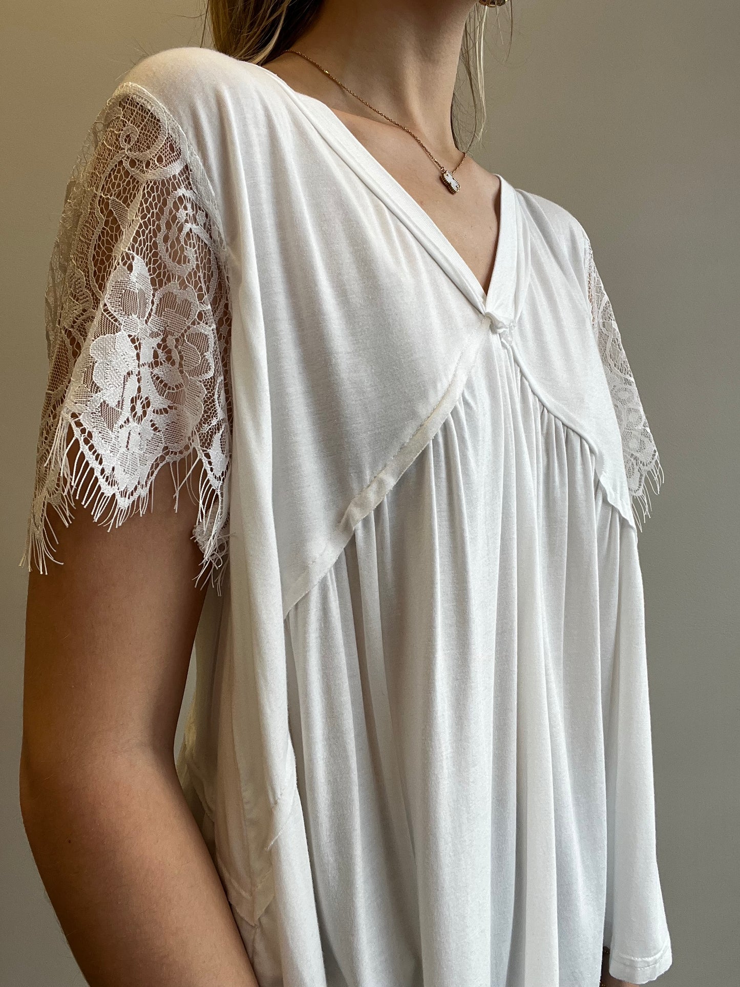 V-NECK LACE SLEEVE T-SHIRT