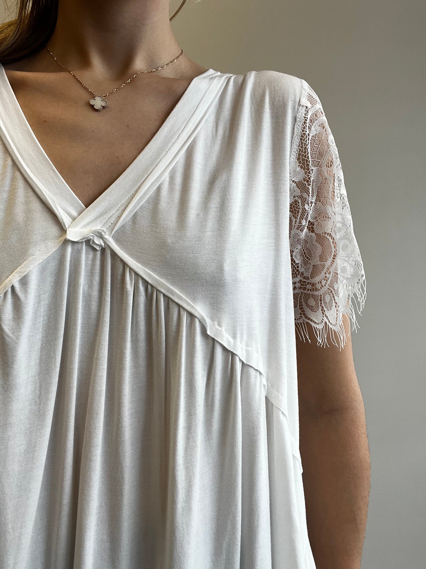 V-NECK LACE SLEEVE T-SHIRT
