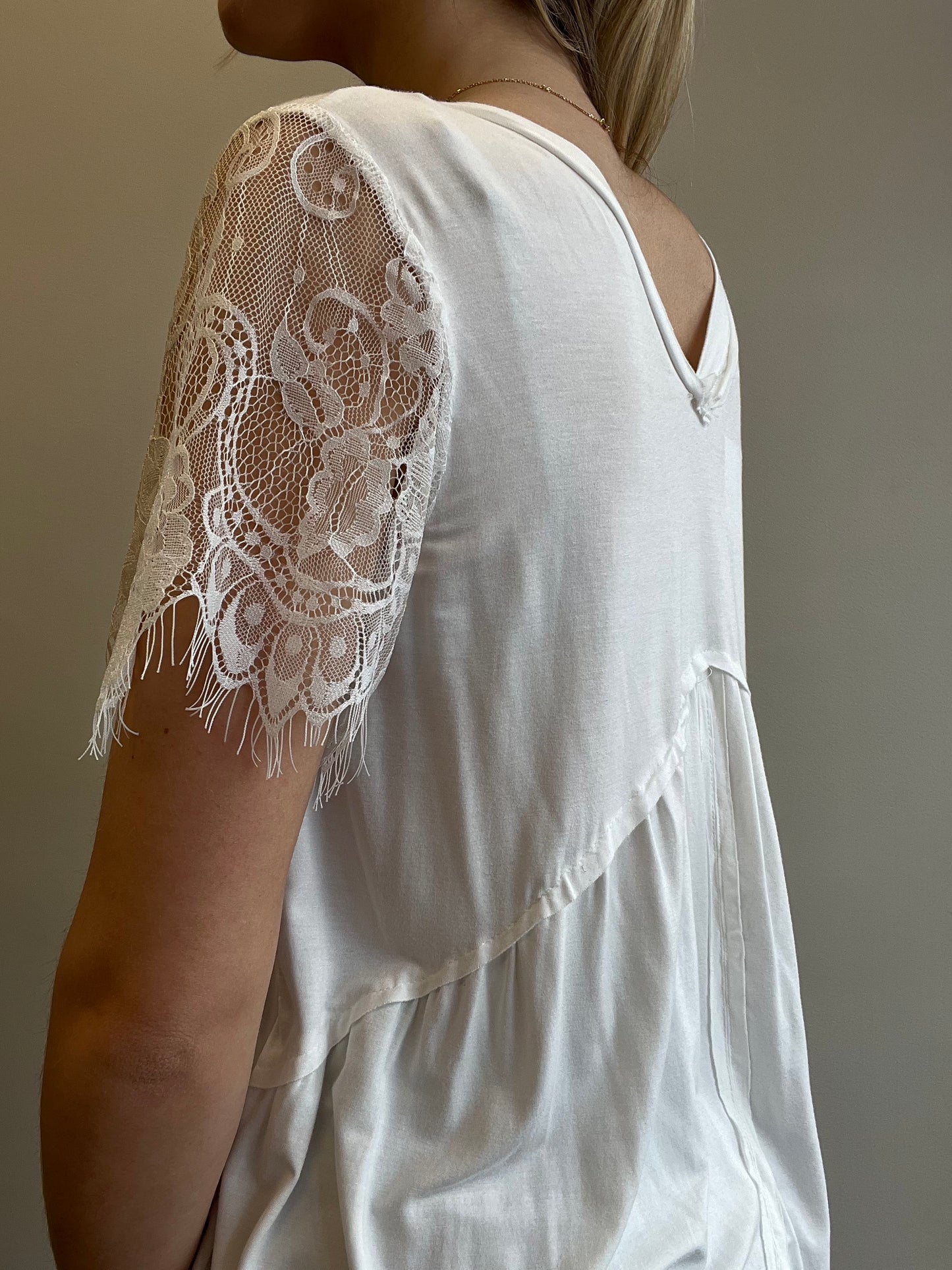 V-NECK LACE SLEEVE T-SHIRT