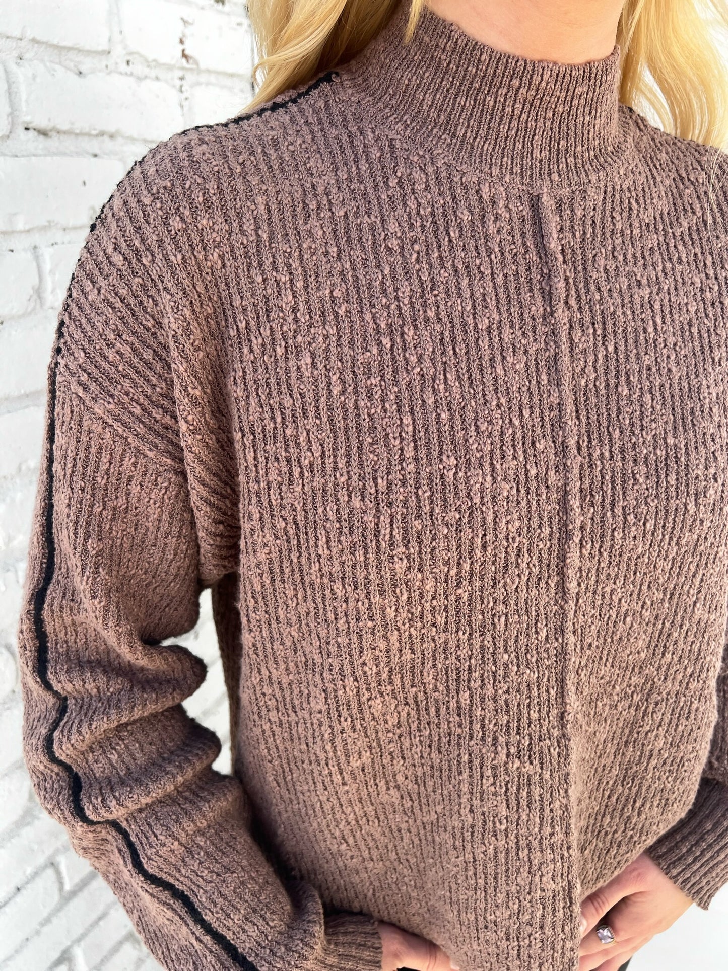 MOCK NECK CONTRAST SEAM PULLOVER