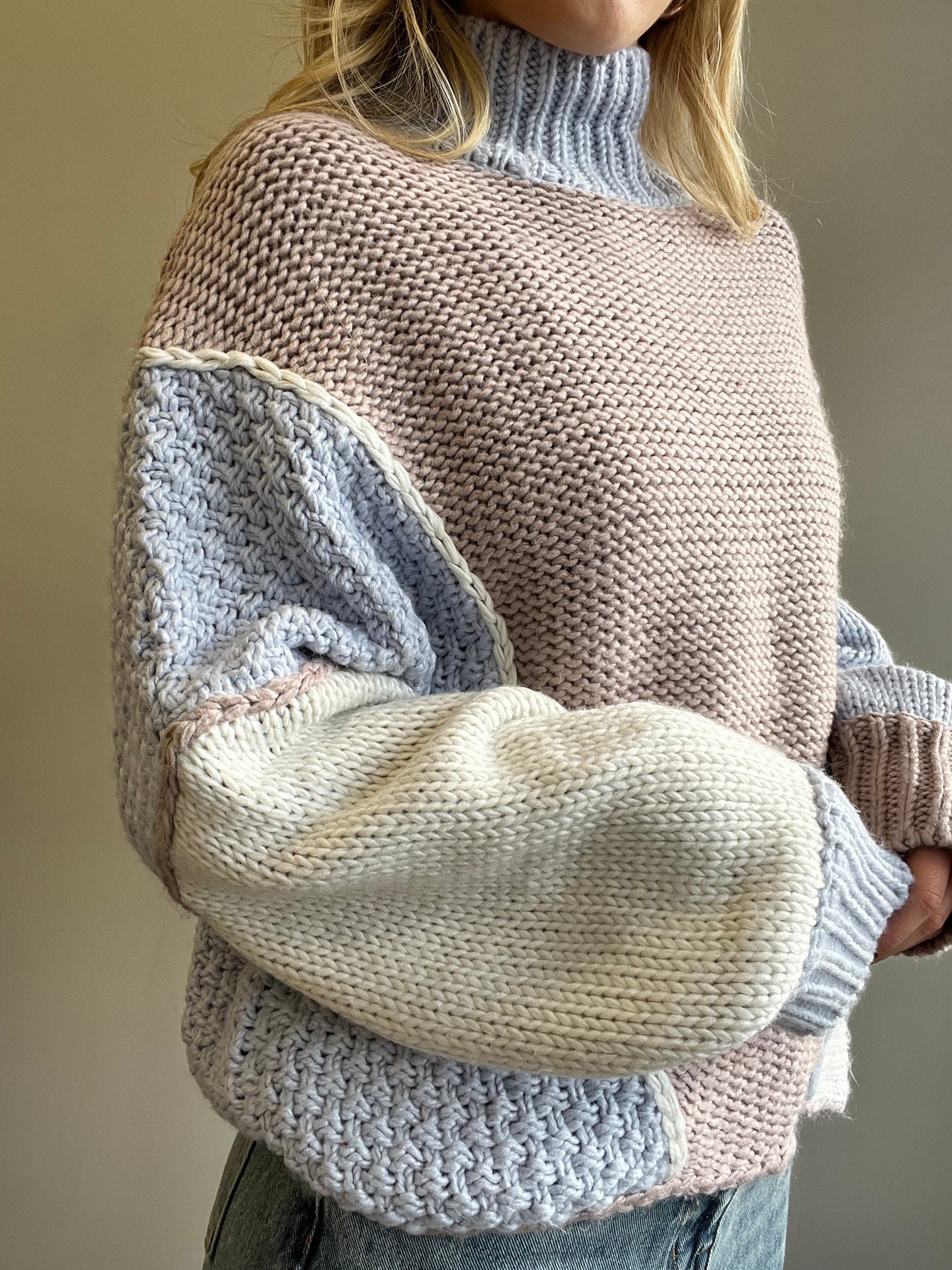 COLOR BLOCK TURTLE NECK SWEATER