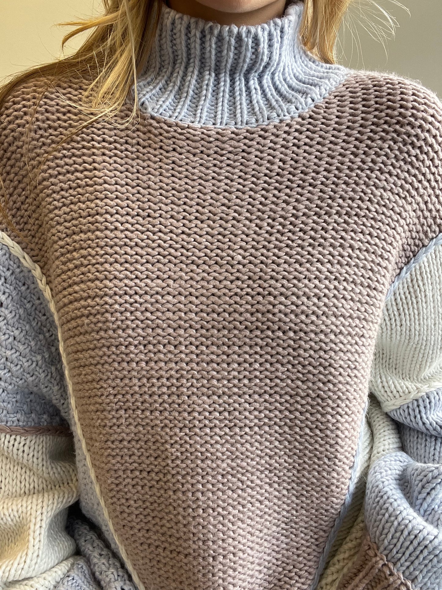 COLOR BLOCK TURTLE NECK SWEATER