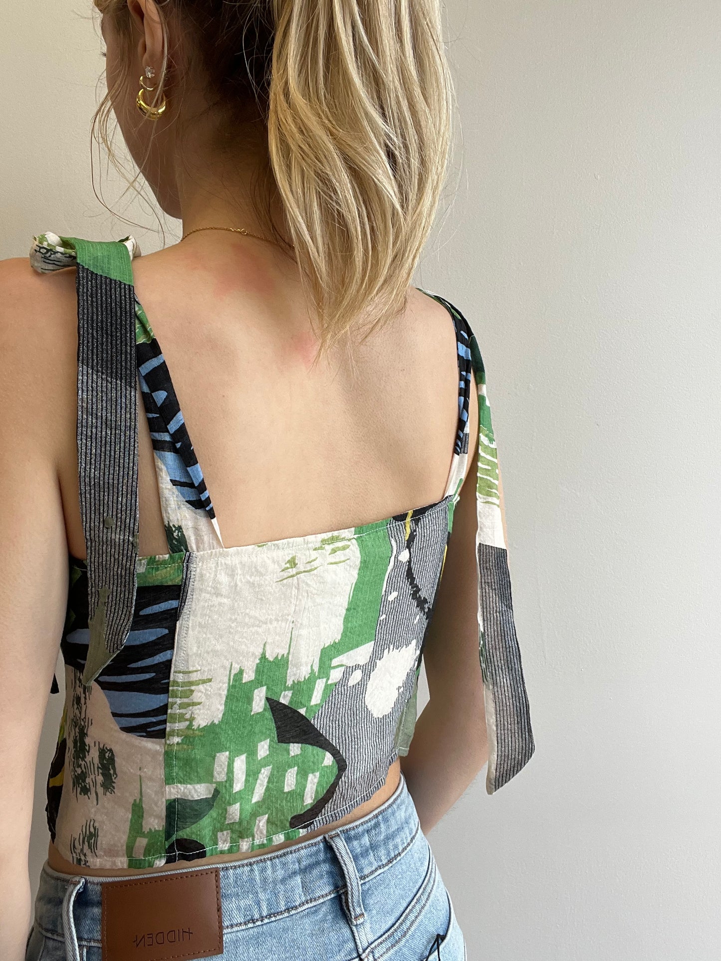 STRAP DETAIL TOP