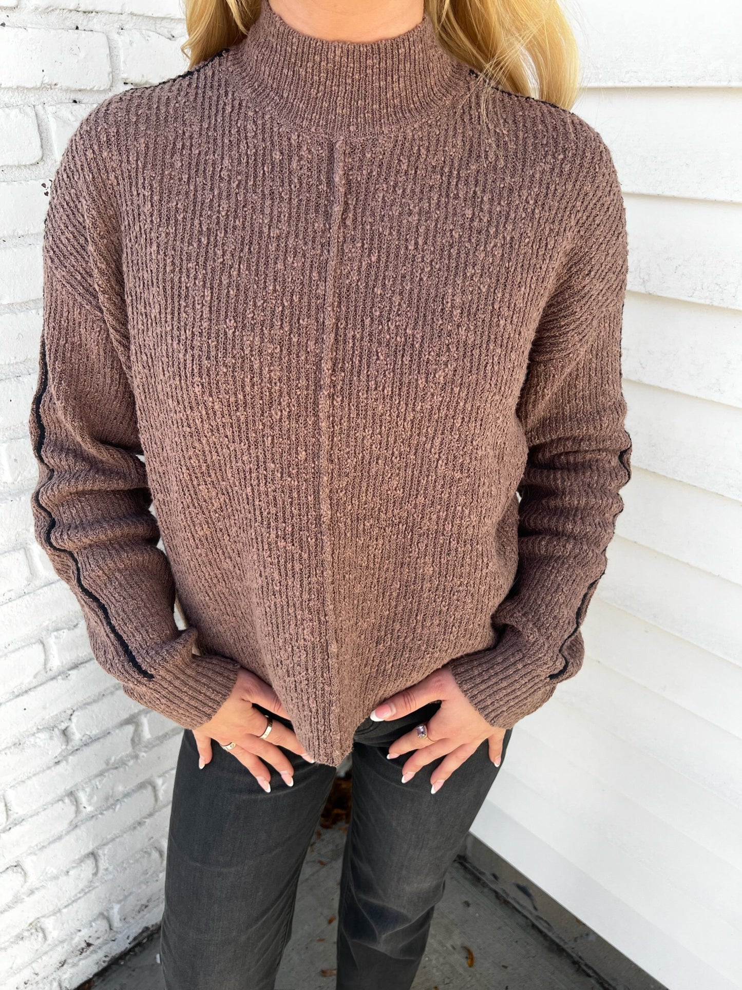 MOCK NECK CONTRAST SEAM PULLOVER