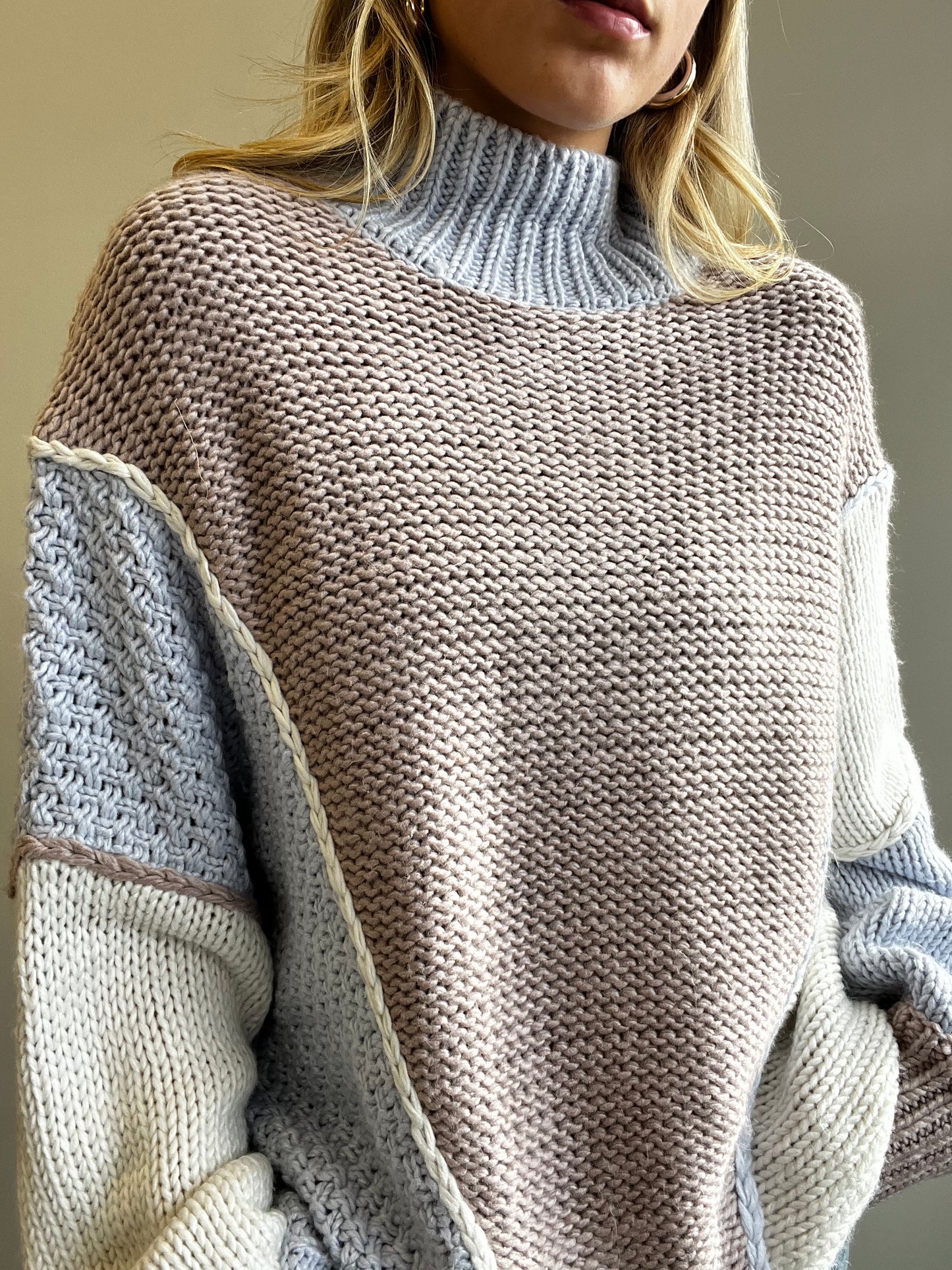 COLOR BLOCK TURTLE NECK SWEATER