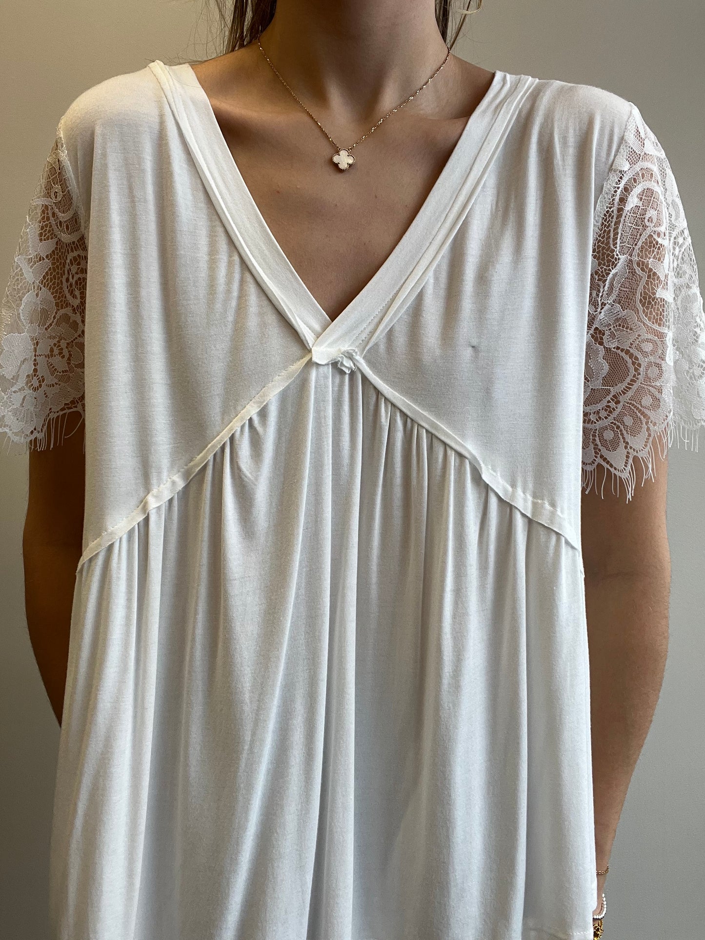 V-NECK LACE SLEEVE T-SHIRT