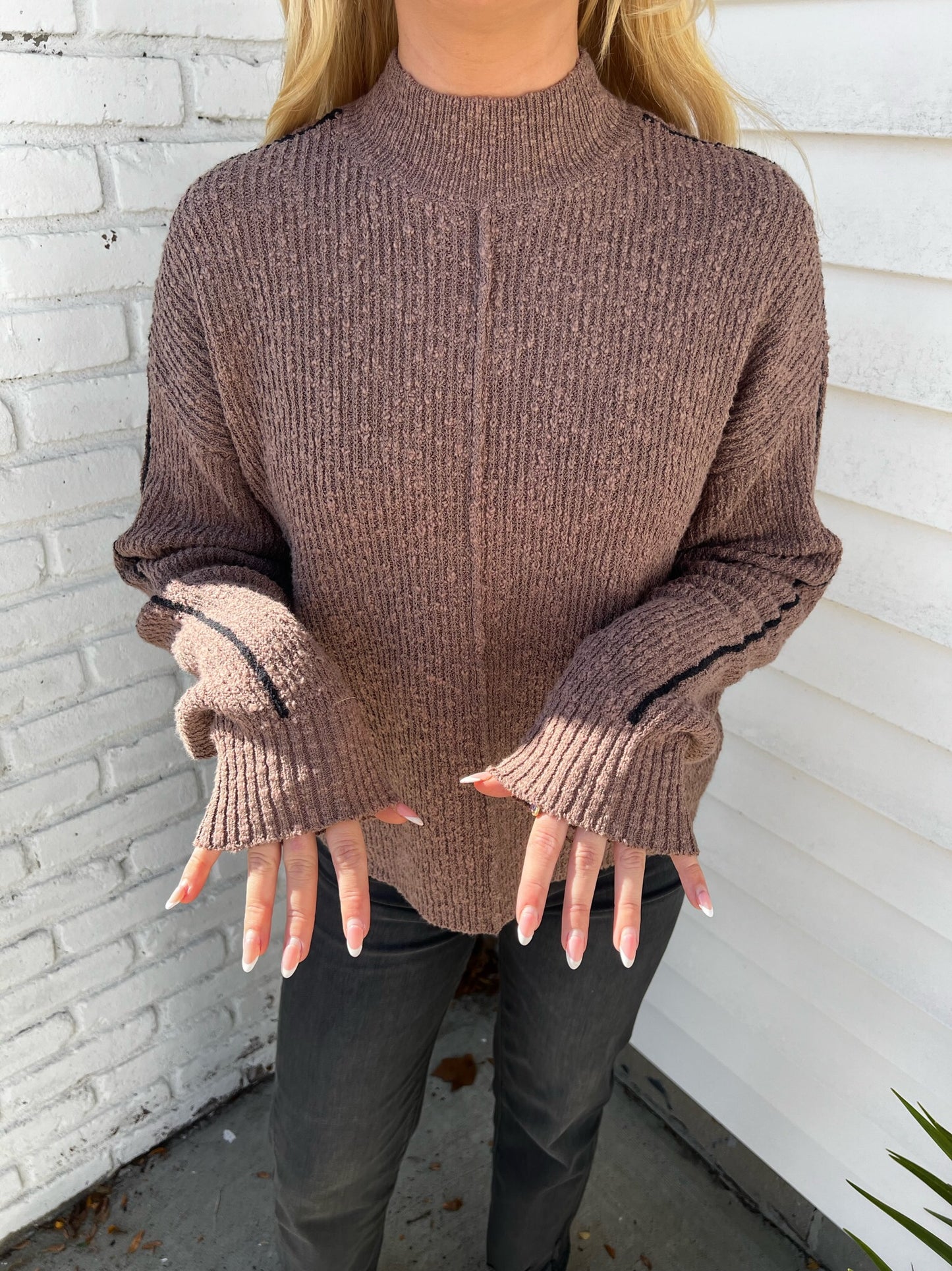MOCK NECK CONTRAST SEAM PULLOVER