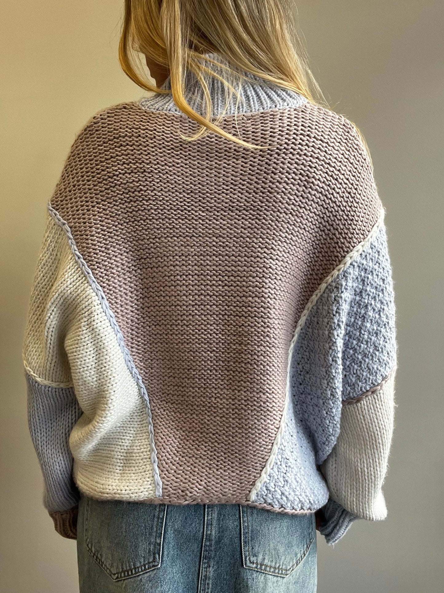 COLOR BLOCK TURTLE NECK SWEATER