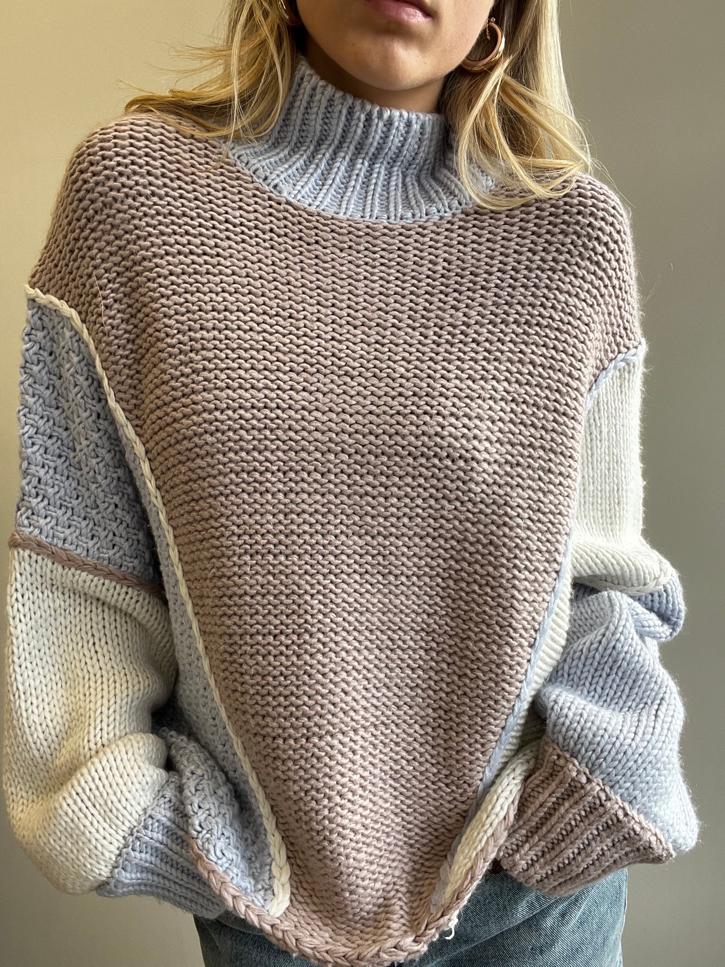 COLOR BLOCK TURTLE NECK SWEATER